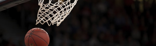 NBA季后赛篮球比赛直播画面，球员扣篮精彩瞬间
