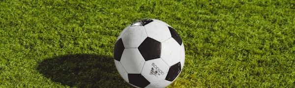 欧洲冠军联赛足球比赛现场直播画面，球员正在激烈拼抢