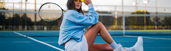 网球大满贯赛事直播画面，选手发球瞬间